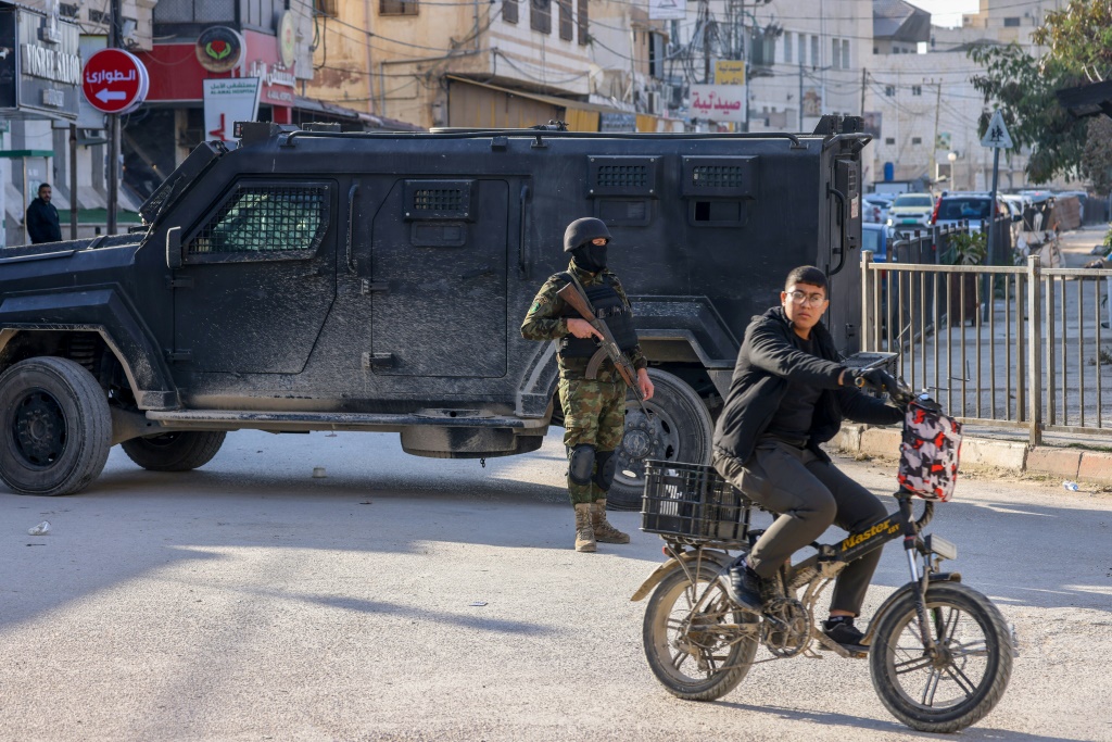 قوات الأمن الفلسطينية تقف على حاجز في مدينة جنين بالضفة الغربية المحتلة في 6 ديسمبر 2024 (أ ف ب)   