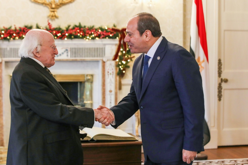 الرئيس الأيرلندي مايكل هيجينز يستقبل نظيره المصري عبد الفتاح السيسي في دبلن (أ ف ب)   