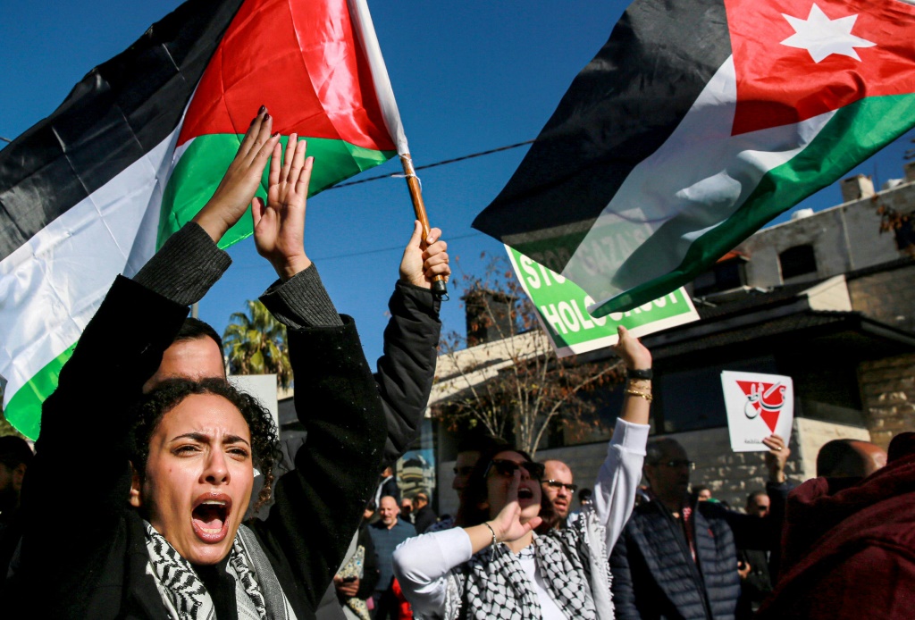 انطلقت المسيرة التي حملت عنوان "طوفان حتى النصر"، بعد صلاة الظهر من أمام "المسجد الحسيني" بمنطقة "وسط البلد" (أ ف ب)