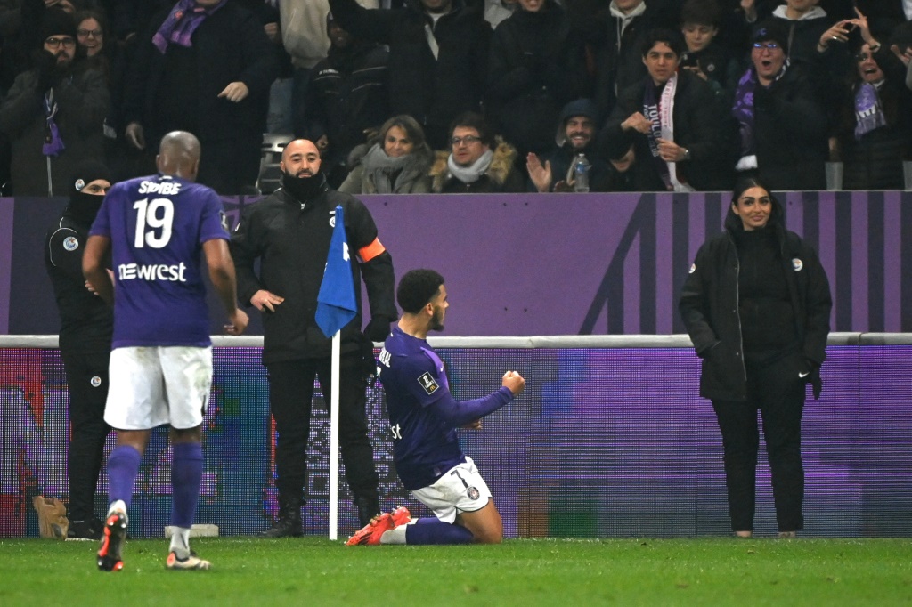 المهاجم الدولي المغربي زكرياء أبوخلال يحتفل بتسجيله هدف الفوز في مرمى سانت اتيان (2-1) في الدوري الفرنسي في 13 كانون الأول/ديسمبر 2024 (أ ف ب)   