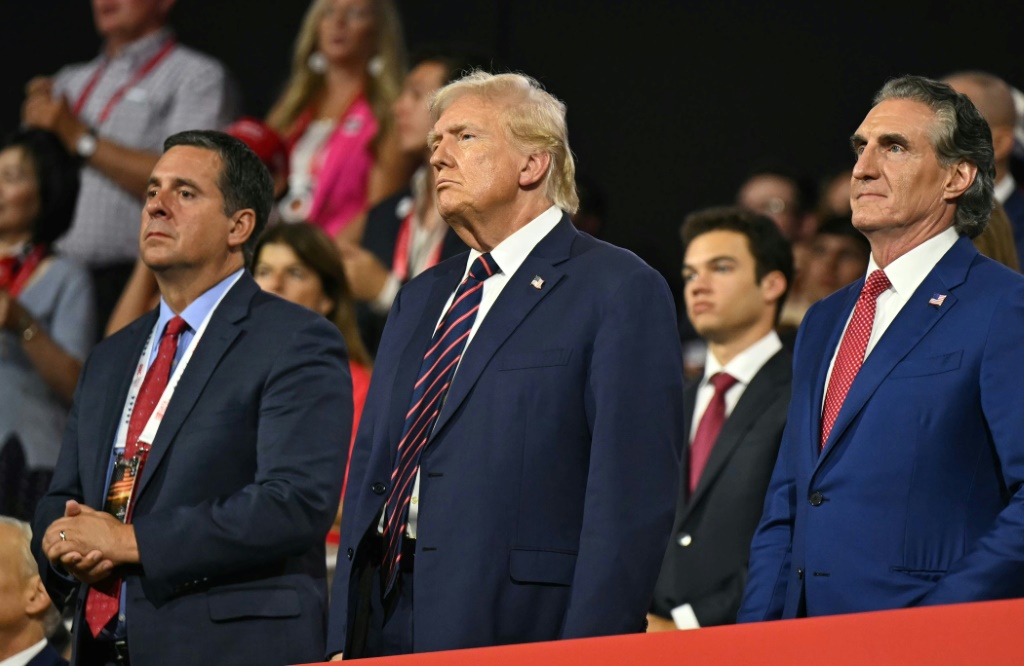 عين الرئيس الأمريكي المنتخب دونالد ترامب (وسط) عضو الكونجرس الأمريكي السابق ديفين نونيس (يسار)، الموالي لترامب، لرئاسة المجلس الاستشاري للاستخبارات التابع للرئيس (أ ف ب)   