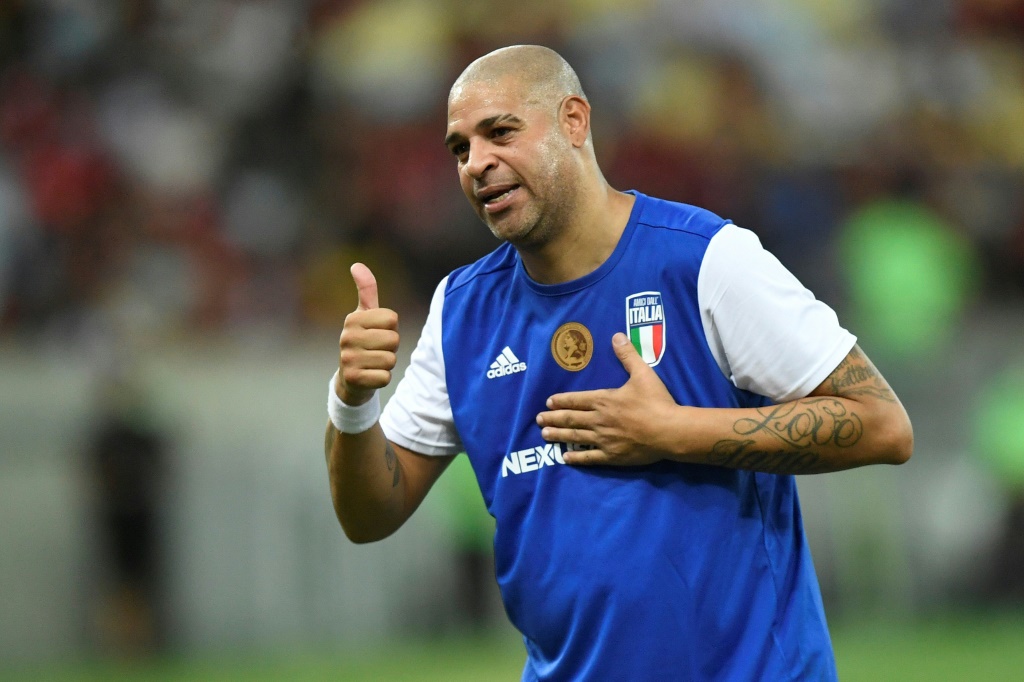 لاعب البرازيل السابق أدريانو خلال مباراة تكريمية بين أساطير نادي فلامنغو وإنتر الإيطالي على ملعب ماراكانا. ريو دي جانيرو، في 15 كانون الأول/ديسمبر 2024 (أ ف ب)   