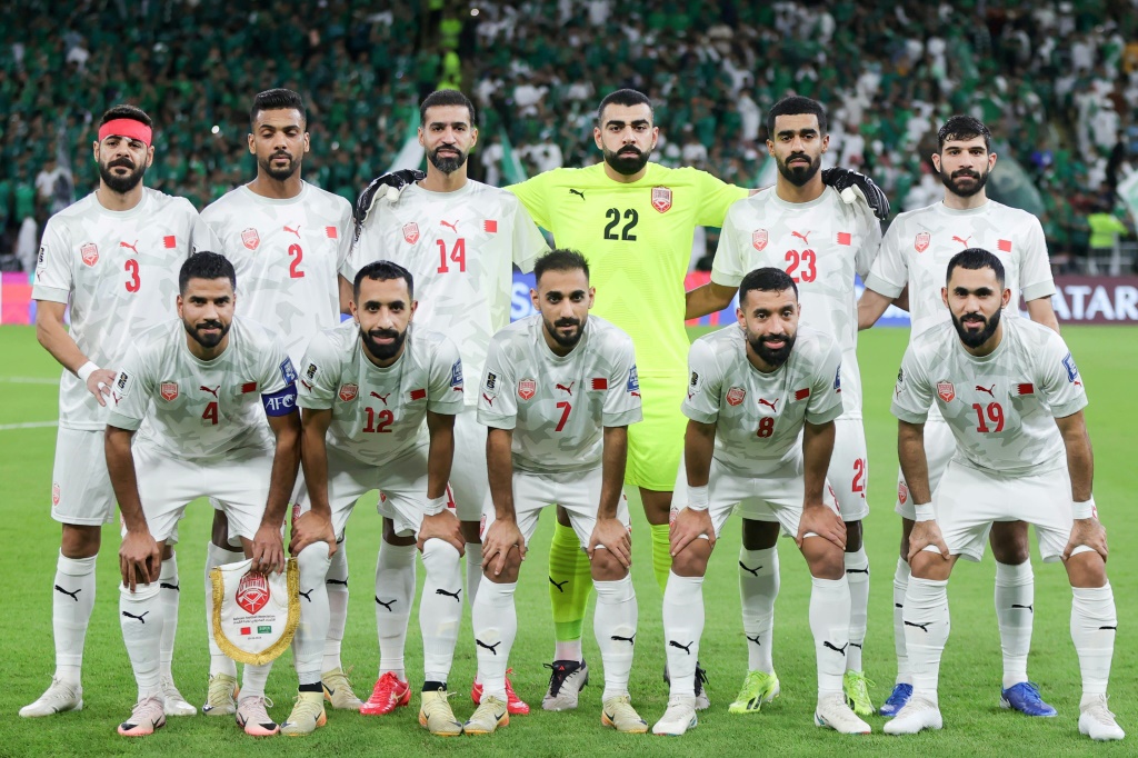 منتخب البحرين قبل مواجهة السعودية في تصفيات مونديال 2026 في جدة في 15 تشرين الأول/أكتوبر 2024 (أ ف ب)   