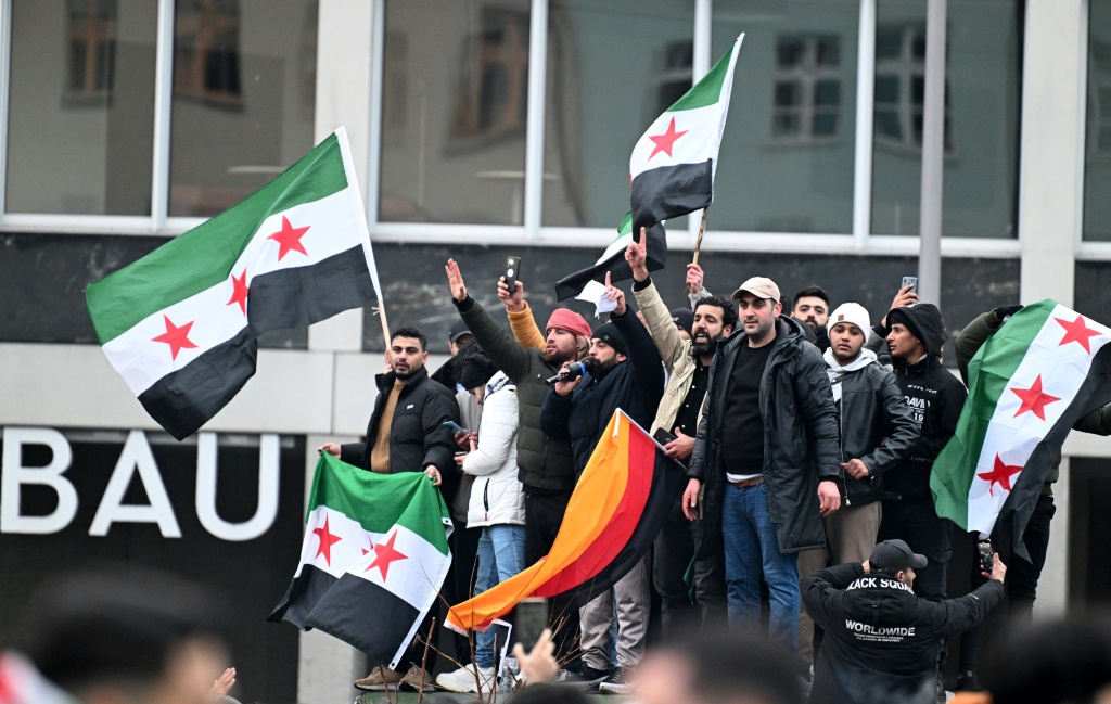 تعتقد الصحيفة أن الأمر يرجع في النهاية للسوريين وطريقة اختيار النموذج المناسب لهم وتحقيق العدالة بعد من سنوات الديكتاتورية والقمع (أ ف ب)