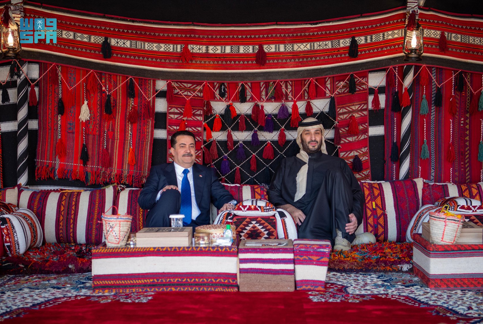 ولي العهد السعودي الأمير محمد بن سلمان، مع رئيس الوزراء العراقي محمد شياع السوداني في المخيم الشتوي في محافظة العلا بالمملكة (واس)