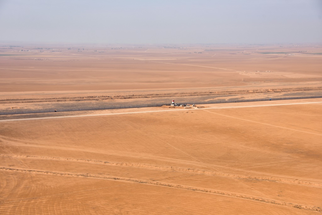 لقطة جوية مأخوذة خلال جولة نظمتها هيئة الحشد الشعبي تُظهر نقاط مراقبة عند الحدود العراقية السورية في الخامس من كانون الأول/ديسمبر 2024 (أ ف ب)   