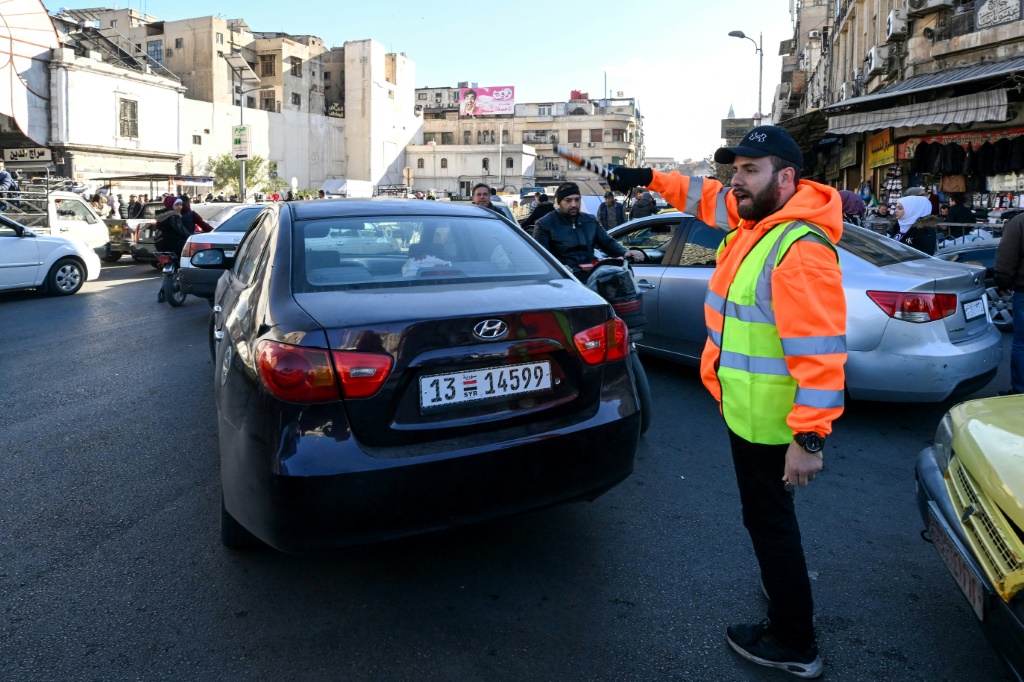 فرّ جميع عناصر شرطة السير وتنظيم المرور من نقاط تمركزهم في المدينة قبيل ساعات من إعلان سقوط النظام (أ ف ب)