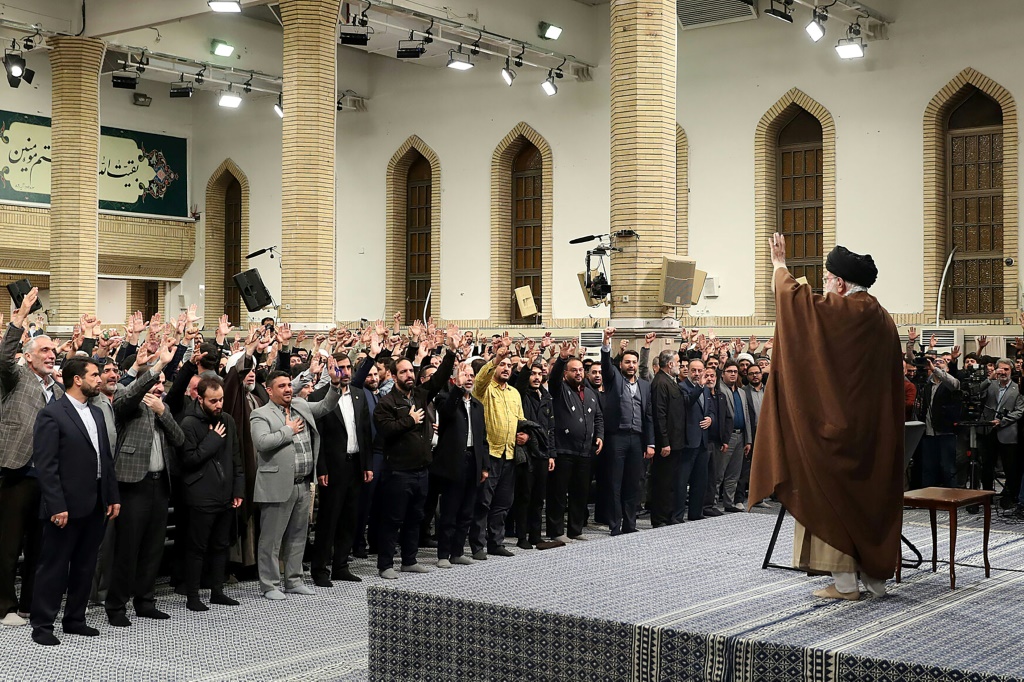 المرشد الإيراني علي خامنئي يحيي الحاضرين في حسينية الإمام الخميني في طهران في 11 كانون الأول/ديسمبر 2024 (أ ف ب)   