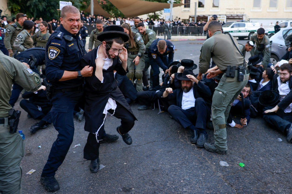 أفراد الأمن الإسرائيلي في القدس يفرقون المتظاهرين اليهود المتشددين المعارضين للتجنيد، في 31 أكتوبر 2024 (أ ف ب)   