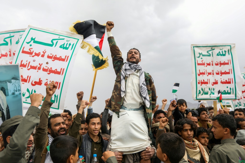علينا ألا نتباهى بالإنجازات العملياتية بضرب مواقع البنى التحتية في اليمن، لأن هذه الضربات واضح أنها لا تؤدي إلى تغيير في السلوك الحوثي (أ ف ب)