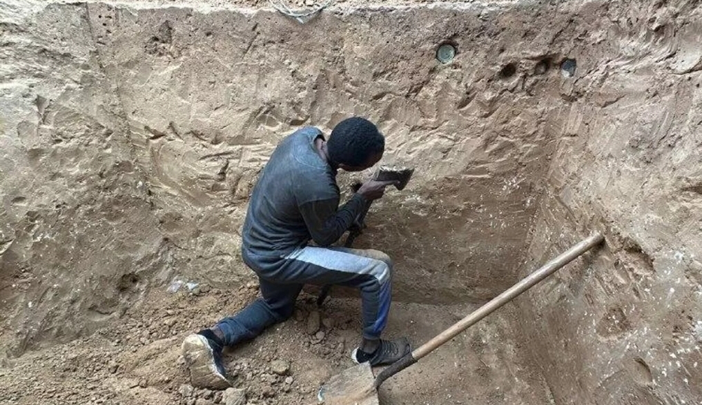 فلسطيني يصنع خيمة لأسرته تحت الأرض لاتقاء القصف وبرد الشتاء (سبوتنيك)