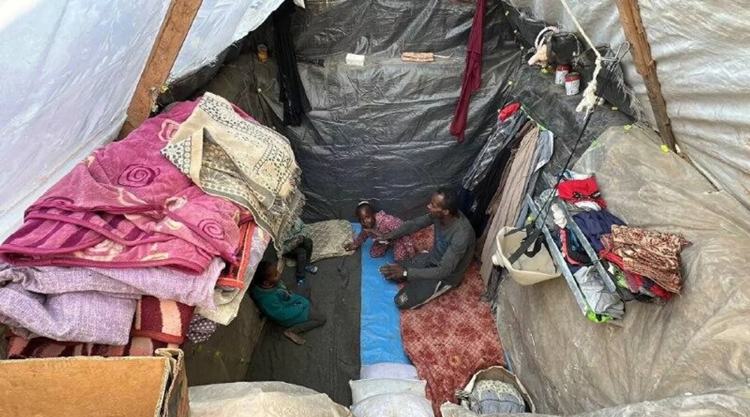 فلسطيني يصنع خيمة لأسرته تحت الأرض لاتقاء القصف وبرد الشتاء (سبوتنيك)