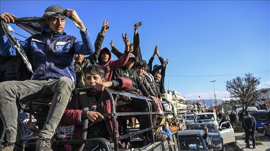 وزير لبناني: 85 ألف شخص وصلوا من سوريا إلى لبنان منذ سقوط نظام الأسد (الأناضول)