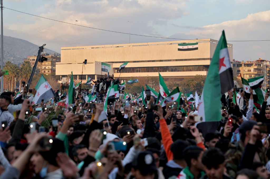    السوريون أثناء احتفالهم بسقوط نظام بشار الاسد في ساحة الأمويين في دمشق بتاريخ 20 كانون الأول/ديسمبر 2024 (أ ف ب)