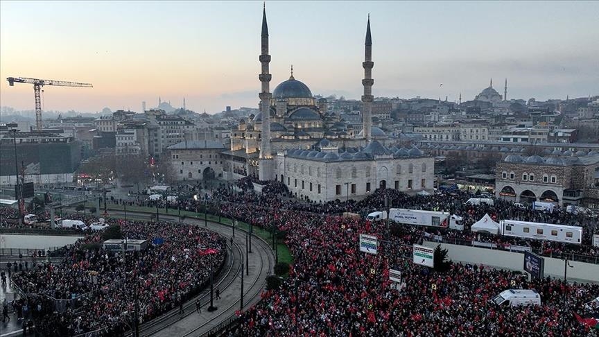 أول أيام 2025.. مئات الآلاف يحتشدون في إسطنبول دعما لفلسطين (الأناضول)