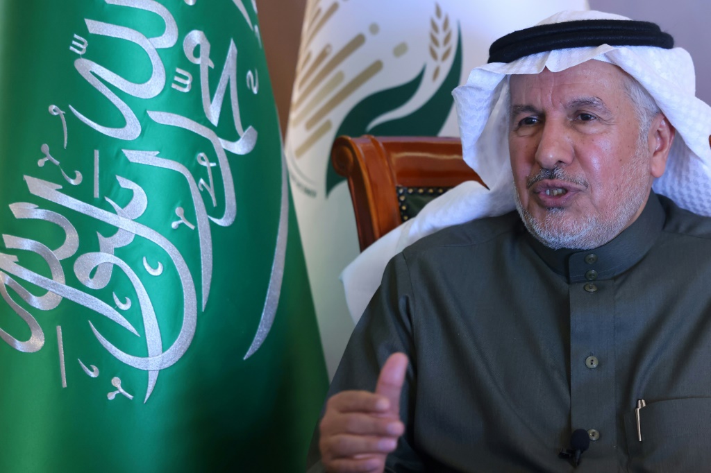 المشرف العام لمركز الملك سلمان للإغاثة والمساعدات الإنسانية ووزير الصحة السعودي عبدالله الربيعة خلال مقابلة مع وكالة فرانس برس في الرياض في 13 شباط/فبراير 2024 (أ ف ب)   