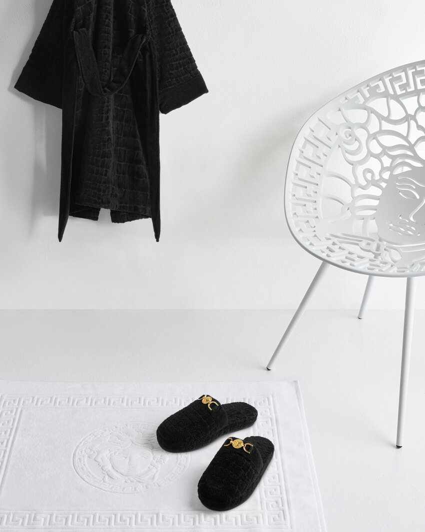 مجموعة ملابس منزلية خاصة بالرجال من علامة Versace - المصدر : Versace