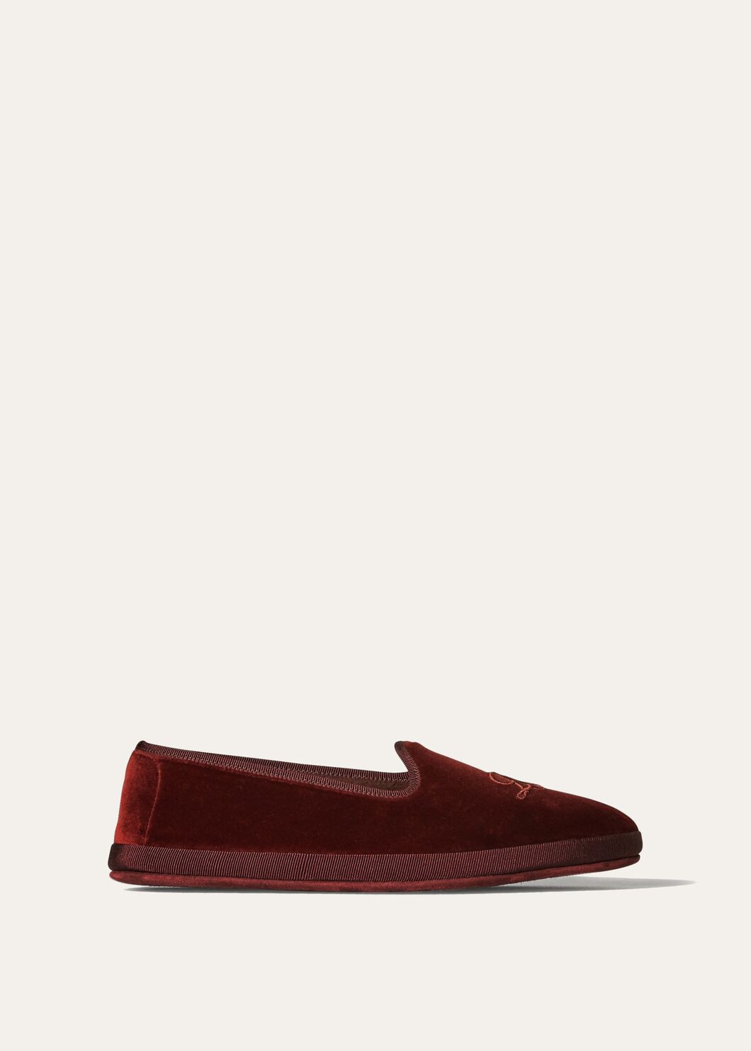 حذاء Loafers من المخمل للمنزل - المصدر : Loro Piana