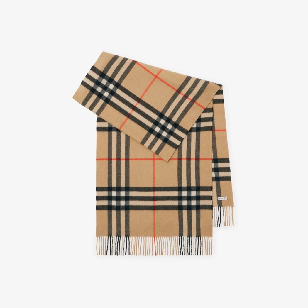 وشاح Burberry الشهير بنقوش المربعات - المصدر: Burberry  