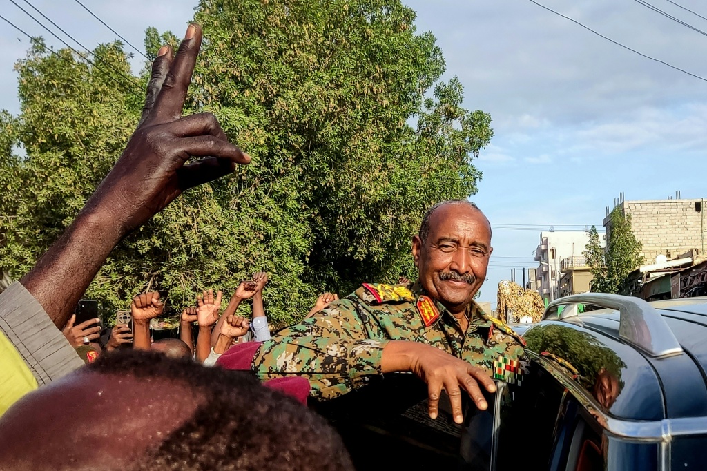 أشخاص تجمعوا هاتفين لقائد القوات المسلحة عبد الفتاح البرهان في سوق بورتسودان في 29 كانون الأول/ديسمبر 2024 (أ ف ب)   