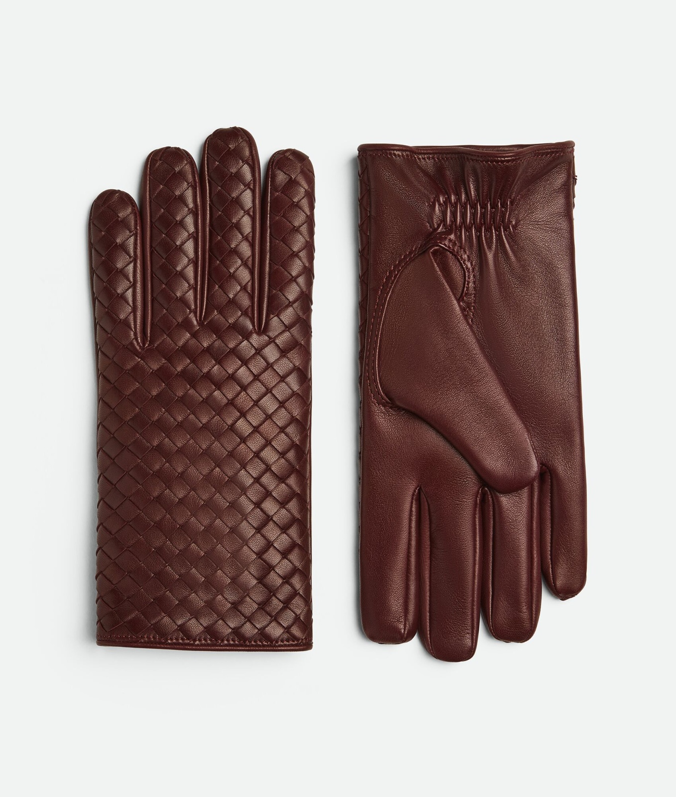 قفّازات من جلد الـIntrecciato باللون الأحمر الداكن - المصدر : Bottega Veneta