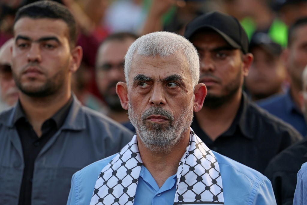 أشار كلارك إلى الأسباب التي تجعل إسرائيل غير قادرة على “قطع رأس” كل من حماس وحزب الله. (أ ف ب)