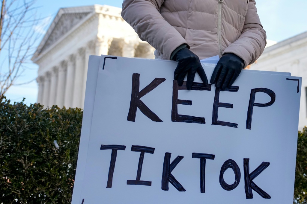 مع احتمال فرض الولايات المتحدة حظرًا على TikTok، توافد المستخدمون الأمريكيون بأعداد كبيرة على تطبيق صيني آخر (أ ف ب)   