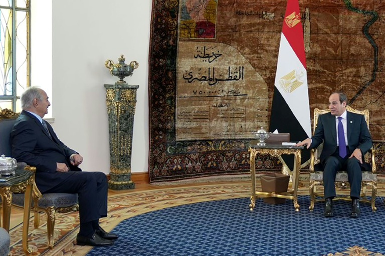 صورة وزّعتها الرئاسة المصرية للرئيس عبد الفتاح السيسي (يمين) مستقبلا المشير خليفة حفتر في القاهرة في 18 كانون الثاني/يناير 2025 (ا ف ب)