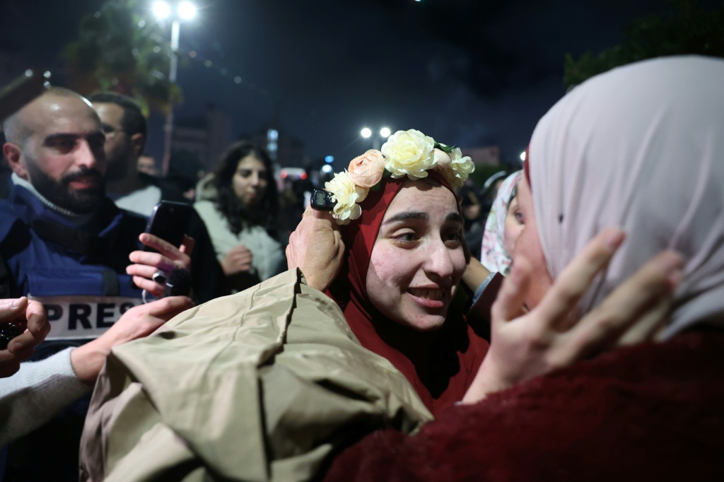 أسيرة فلسطينية لدى لقائها بأقاربها بعد أن أفرجت عنها إسرائيل ضمن نحو 90 أسيراً في 20 كانون الثاني/يناير 2025 إلى بلدة بيتونيا بالضفة الغربية المحتلة، على مشارف رام الله (أ ف ب)    