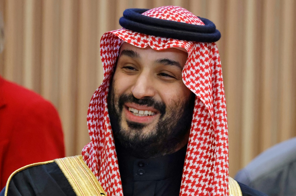 أجرى ولي العهد السعودي الأمير محمد بن سلمان اتصالاً هاتفياً مع الرئيس الأمريكي الجديد دونالد ترامب (ا ف ب)   