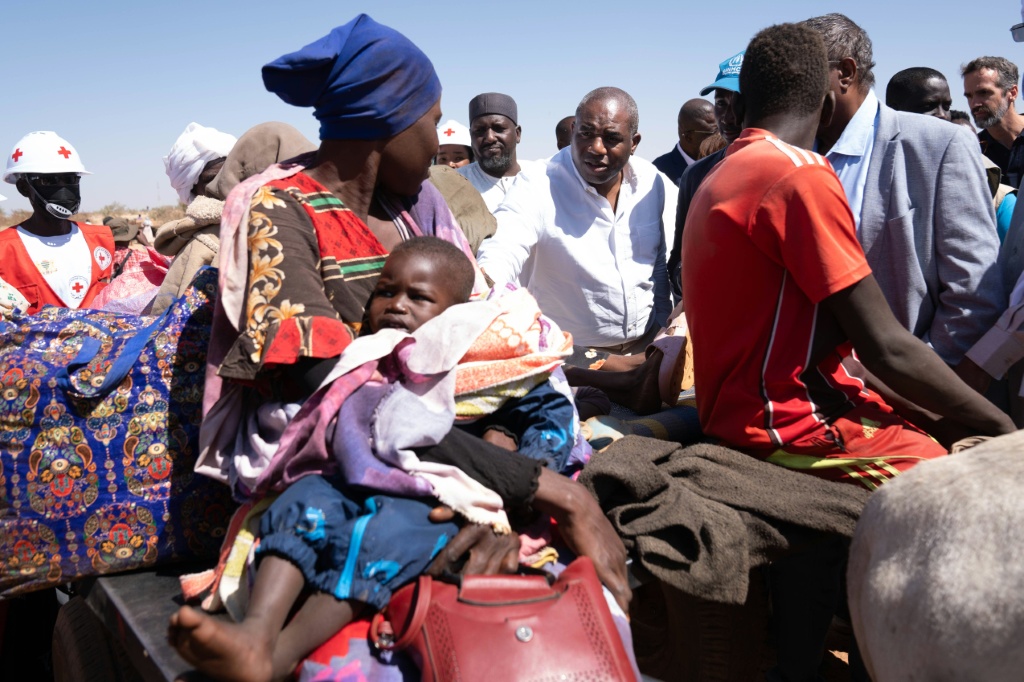 زيارة وزير الخارجية البريطاني ديفيد لامي (وسط) إلى منطقة حدودية بين السودان وتشاد حيث يعبر آلاف اللاجئين إلى تشاد بتاريخ 24 كانون الثاني/يناير 2025 (أ ف ب)   