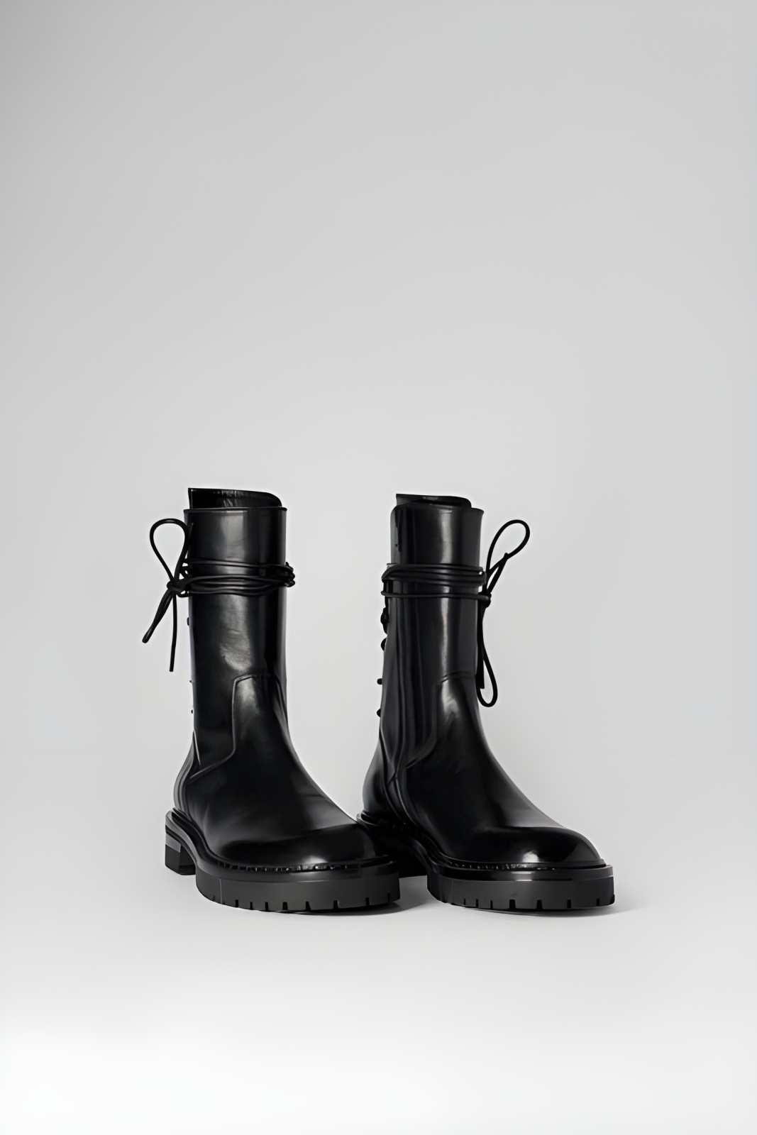 حذاء Boots أسود طويل - المصدر : Ann Demeulemeester