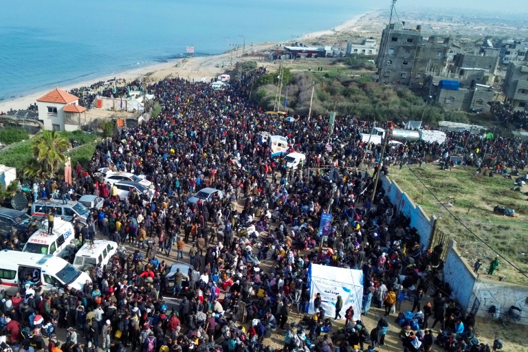 لقطة من الجو تظهر غزيين يتجمّعون في مخيم النصيرات للعودة إلى شمال قطاع غزة في 26 كانون الثاني/يناير 2025 (أ ف ب)