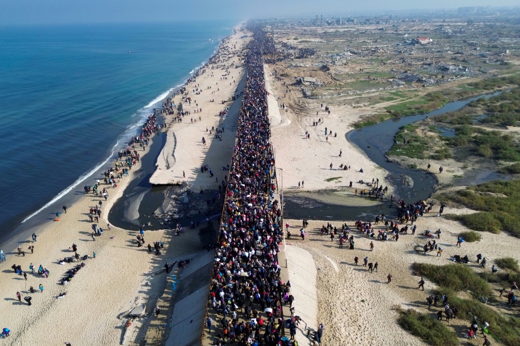    صورة من الجو للنازحين الفلسطينيين أثناء سيرهم باتجاه مدينة غزة يوم 27 كانون الثاني/يناير 2025 (أ ف ب)   