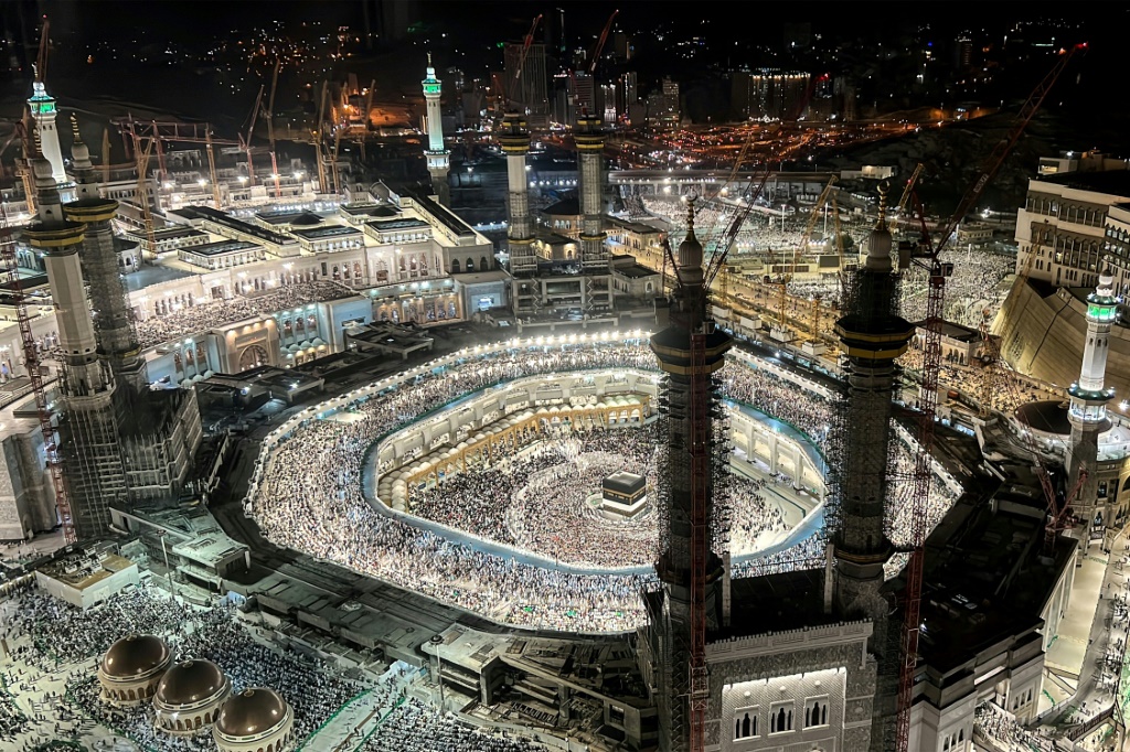 آلاف الحجاج يؤدون طواف القدوم حول الكعبة في 22 حزيران/يونيو 2023 (أ ف ب)   