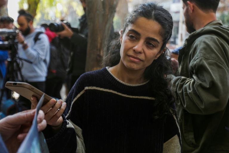 الناشطة السورية وفا مصطفى في دمشق بتاريخ 1 كانون الثاني/يناير 2025 (أ ف ب)