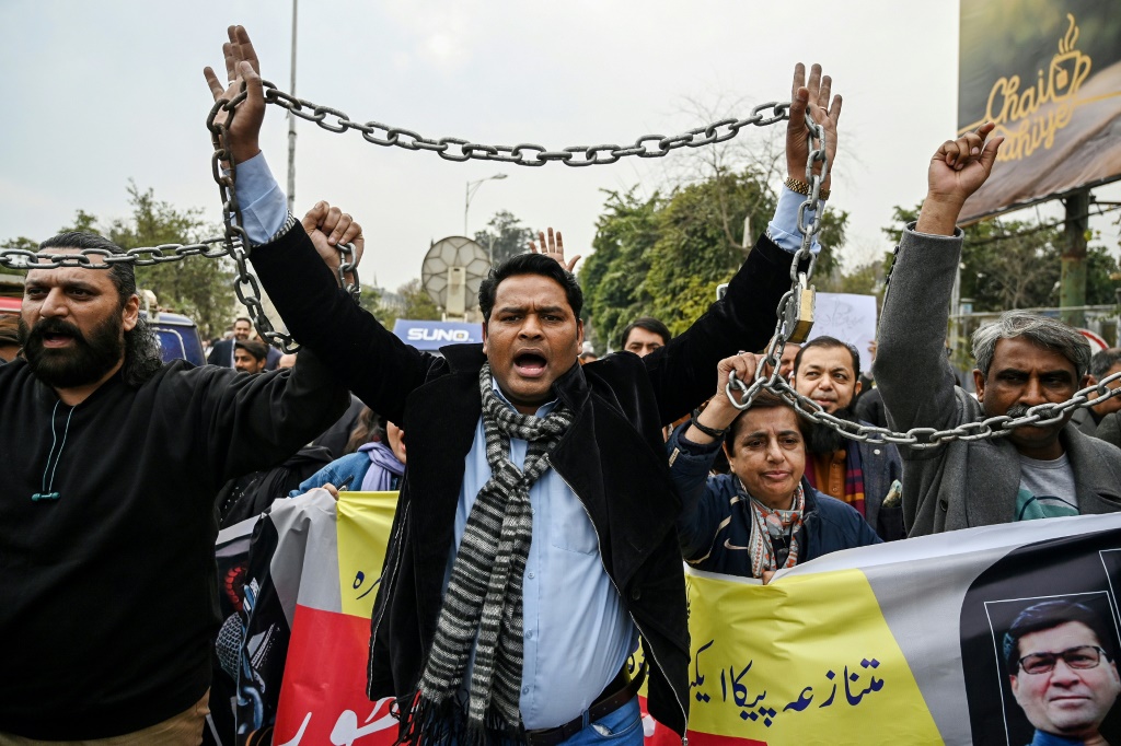 أعضاء الاتحاد الفيدرالي للصحفيين الباكستانيين يحتجون في إسلام آباد ضد التشريع الذي يجرم التضليل عبر الإنترنت والذي يقولون إنه خطوة لقمع المعارضة (أ ف ب)   