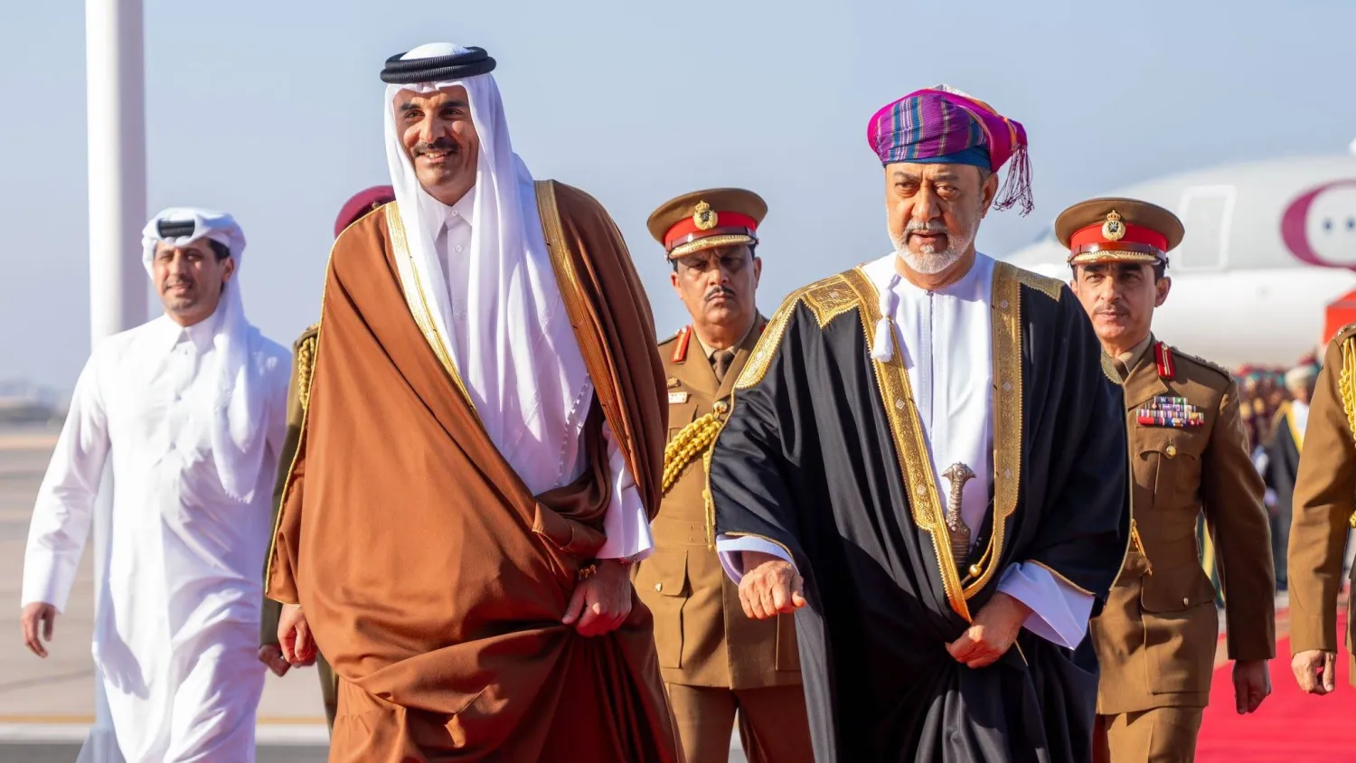 السُّلطان هيثم بن طارق سُلطان عُمان لدى استقباله أمير قطر الشيخ تميم بن حمد آل ثاني (العمانية)