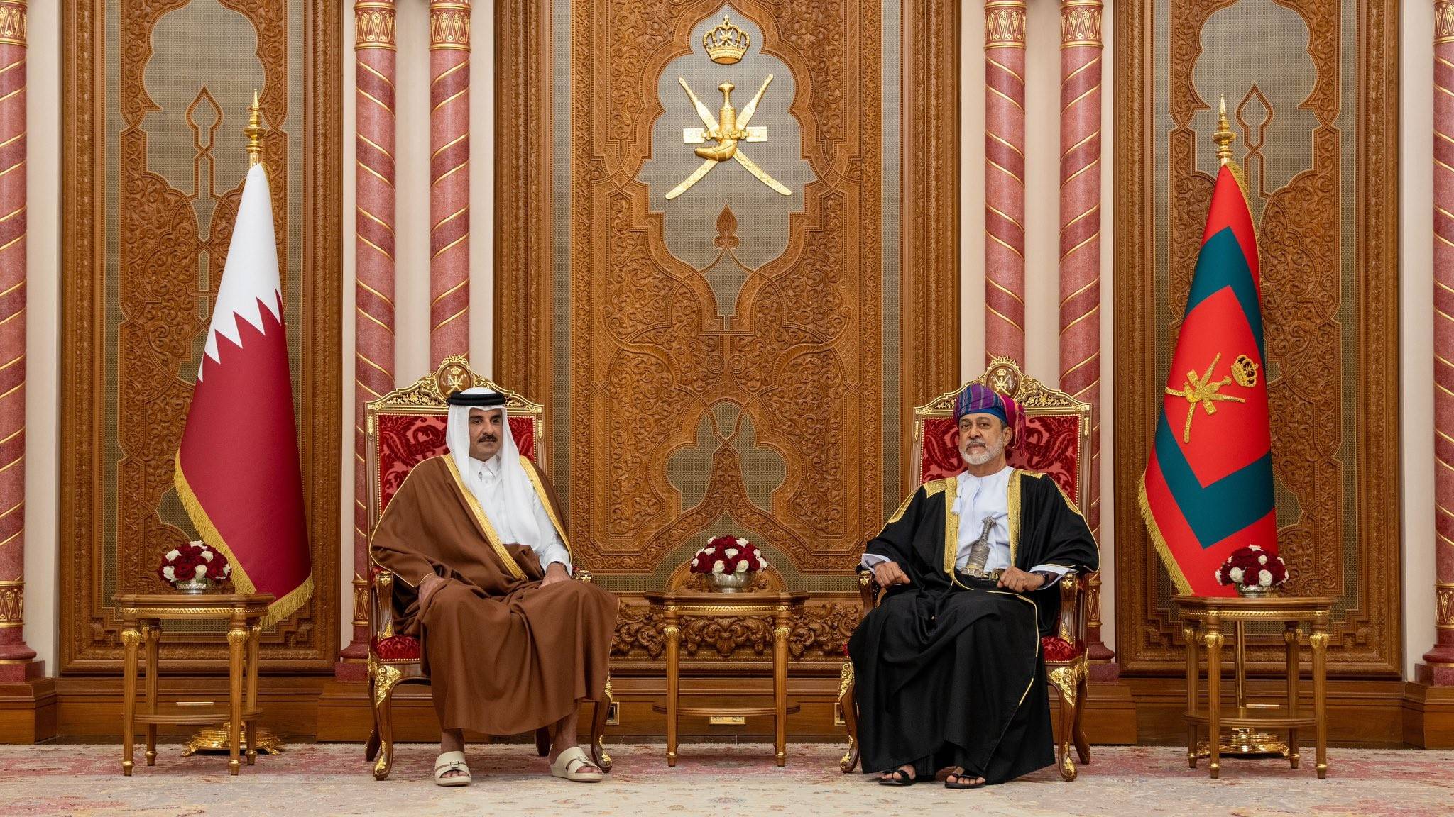 أجرى السُّلطان هيثم بن طارق وأمير قطر الشيخ تميم بن حمد آل ثاني مباحثات رسمية في مسقط (العمانية)