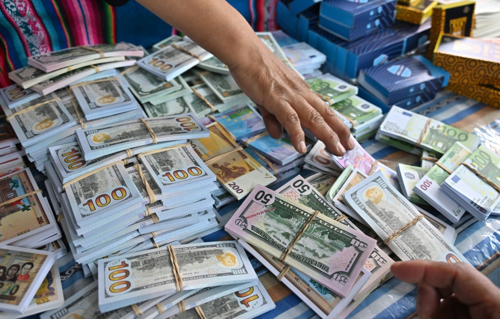 تنفد احتياطيات الحكومة البوليفية من الدولار - مما يضطرها إلى الحد من واردات الوقود المدعوم، مما يتسبب في نقص أدى إلى العديد من الاحتجاجات (أ ف ب)   