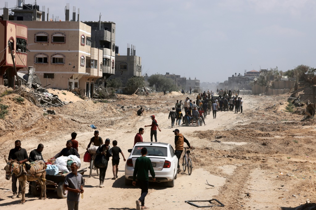 قالت “الغارديان” إن الفلسطينيين يعودون إلى ديارهم في شمال غزة، على الرغم من أن القليل من منازلهم لا يزال قائماً على حاله (أ ف ب)