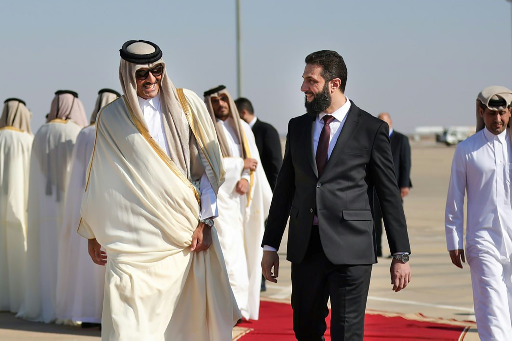 الرئيس السوري الانتقالي أحمد الشرع مستقبلاً أمير قطر الشيخ تميم بن حمد آل ثاني في دمشق. 30 يناير 2025 (أ ف ب)