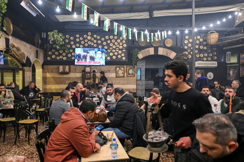 زبائن يجلسون في مقهى الروضة بوسط العاصمة السورية دمشق في 29 كانون الثاني/يناير 2025 (أ ف ب)   