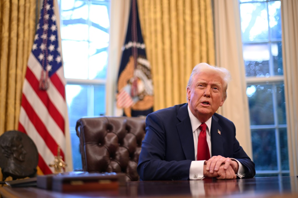 الرئيس الأمريكي دونالد ترامب يتحدث إلى الصحفيين في المكتب البيضاوي بالبيت الأبيض في واشنطن العاصمة، في 30 يناير 2025. (أ ف ب)   