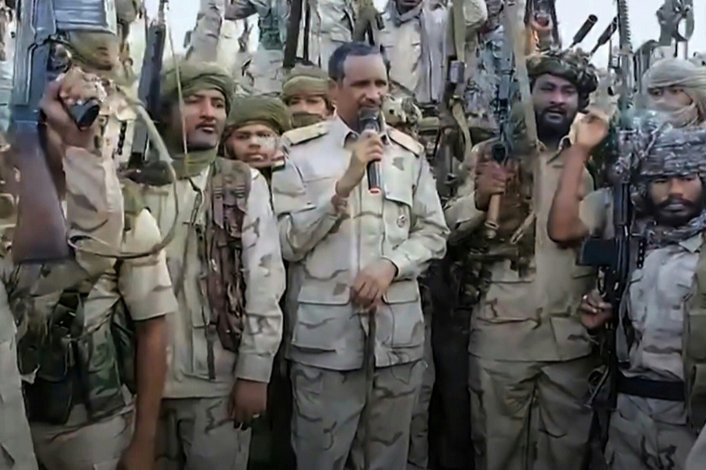 قائد قوات الدعم السريع محمد حمدان دقلو يخاطب مقاتليه في مكان غير معلوم، في صورة مأخوذة من صفحة القوات شبه العسكرية على X في 28 يوليو 2023 (ا ف ب)   