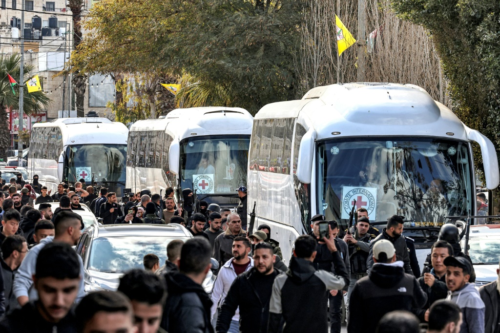 حافلات للجنة الدولية للصليب الأحمر تقل معتقلين فلسطينيين أطلق سراحهم من السجون الإسرائيلية، في بلدة بيتونيا قرب رام الله بالضفة الغربية المحتلةفي 25 كانون الثاني/يناير 2025 (أ ف ب)   