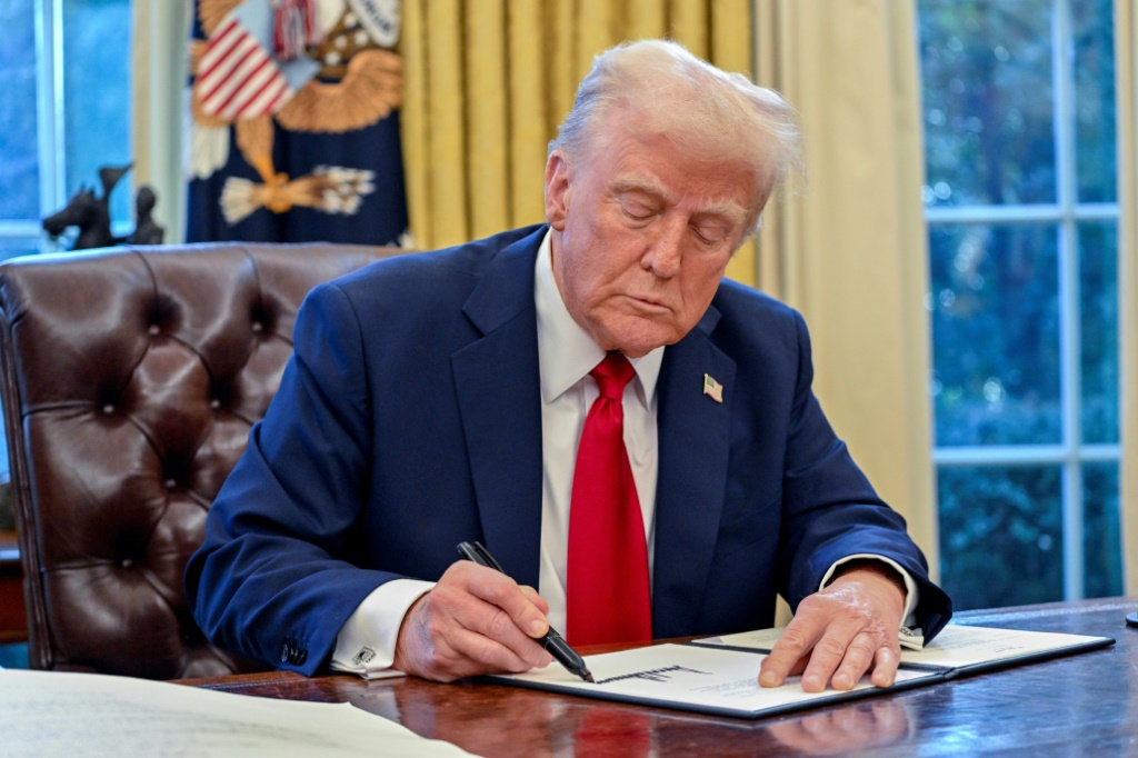 الرئيس الأميركي دونالد ترامب يوقع أمرا تنفيذيا في المكتب البيضوي في 30 كانون الثاني/يناير 2025 (أ ف ب)   