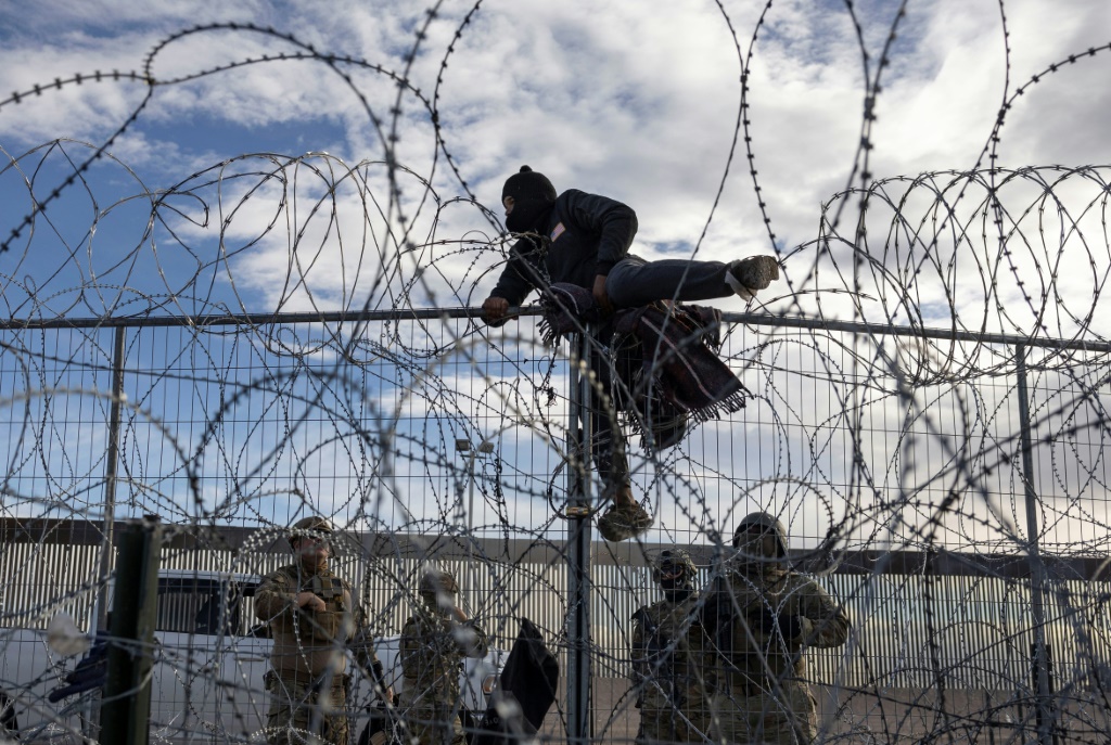 كان ترامب قد صرح يوم الأربعاء الماضي برغبته في أن يصبح السجن العسكري في غوانتانامو المخصص أساسا لاحتجاز متهمين بالإرهاب جاهزا لاستقبال ما يصل إلى 30 ألف مهاجر غير نظامي (أ ف ب)
