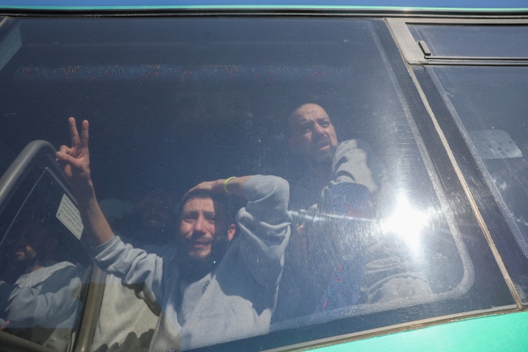 فلسطينيون مفرج عنهم من سجون إسرائيلية يصلون الى خان يونس في قطاع غزة في الأول من شباط/فبراير 2025 (أ ف ب)
