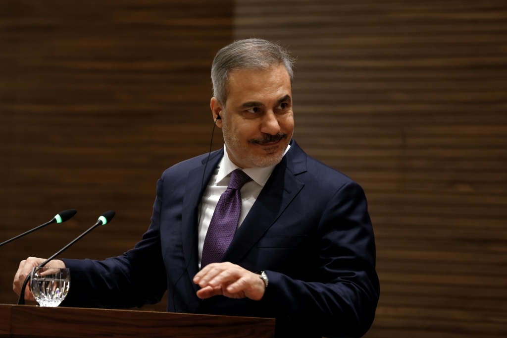 وزير الخارجية التركي هاكان فيدان خلال مؤتمر صحافي مشترك مع رئيس الوزراء القطري في الدوحة في 2 شباط/فبراير 2025 (أ ف ب)   